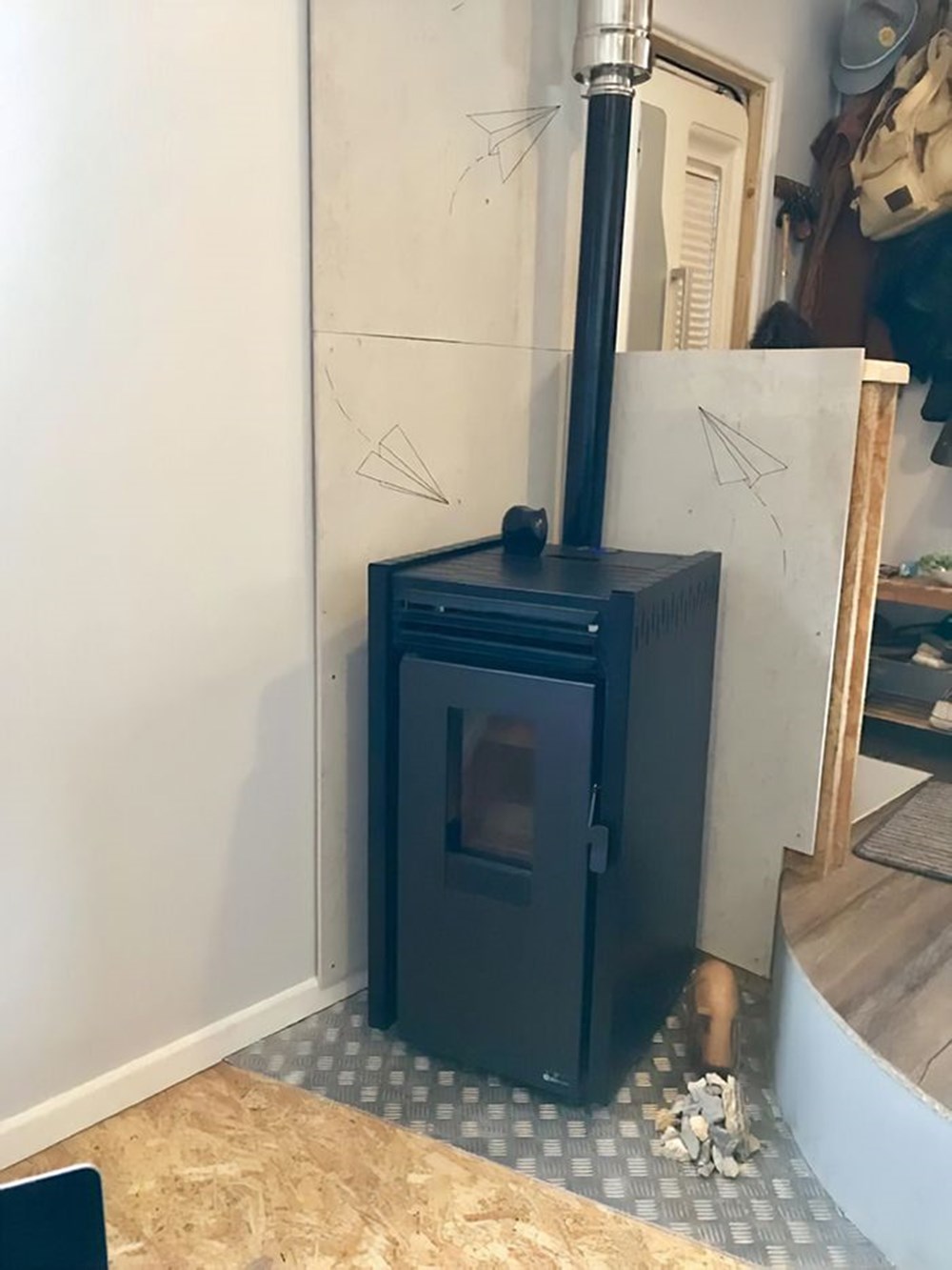 Her gittikleri yerde konaklama ücreti ödemekten bıkınca kendi taşınabilir evlerini yaptılar - 14