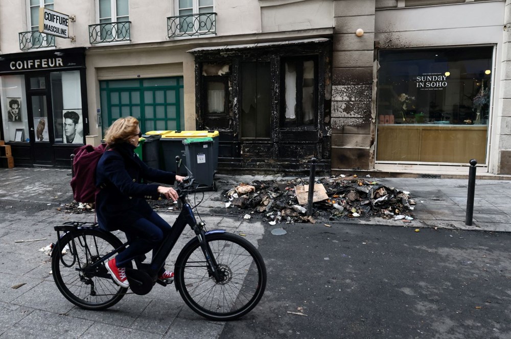 Şiddetli protestolar Paris'in ünlü sokaklarını çöplüğe döndürdü: Kral Charles ziyareti erteledi - 12