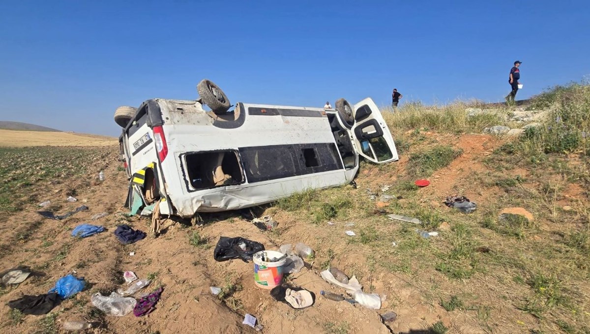 Tarım işçilerini taşıyan minibüs devrildi Tarım işçilerini taşıyan minibüs devrildi