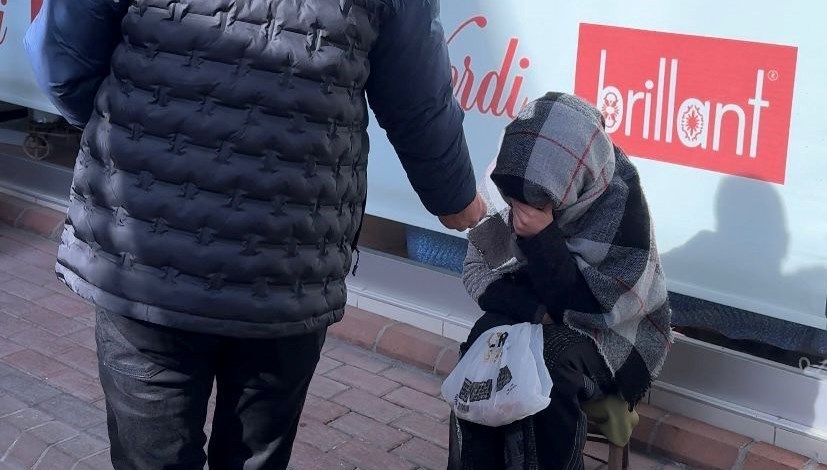 İş arkadaşını tanımadı, dilenci sandı: O anlar sosyal medyada viral oldu