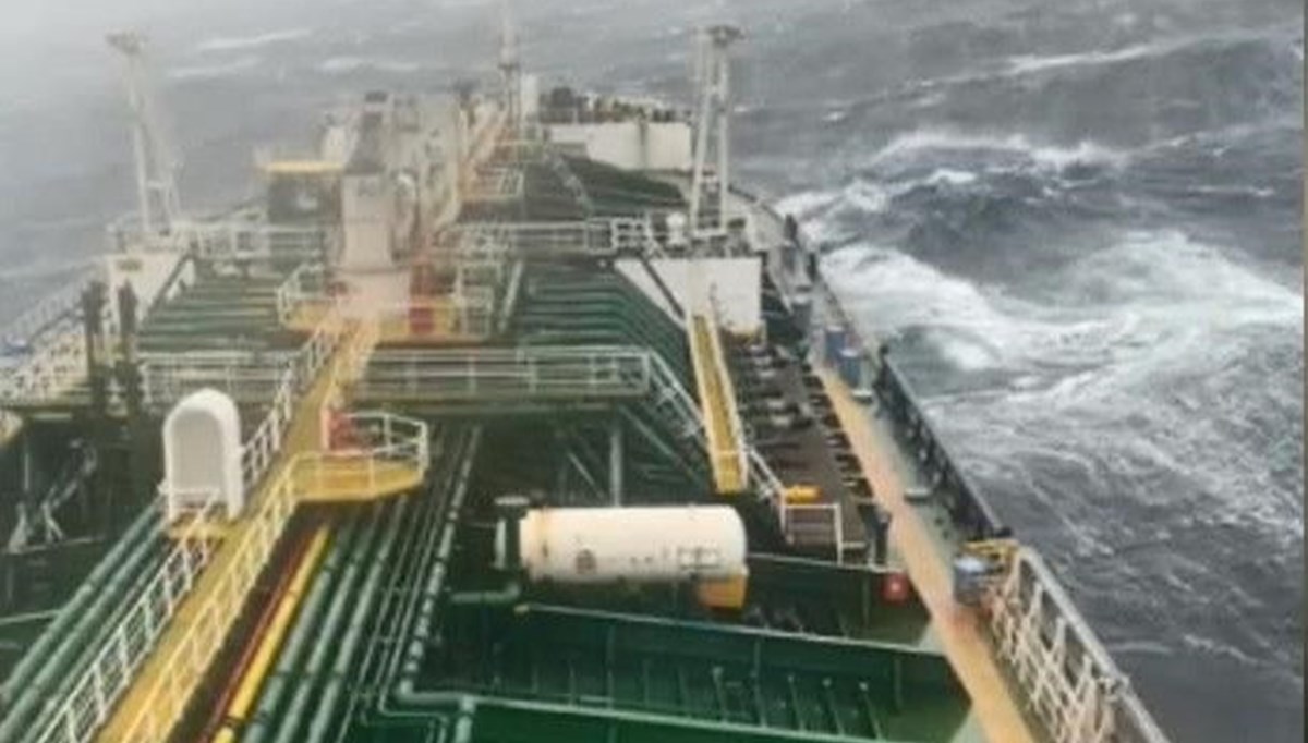 Karadeniz'deki dalgalar gemiyi beşik gibi salladı Karadeniz'deki dalgalar gemiyi beşik gibi salladı