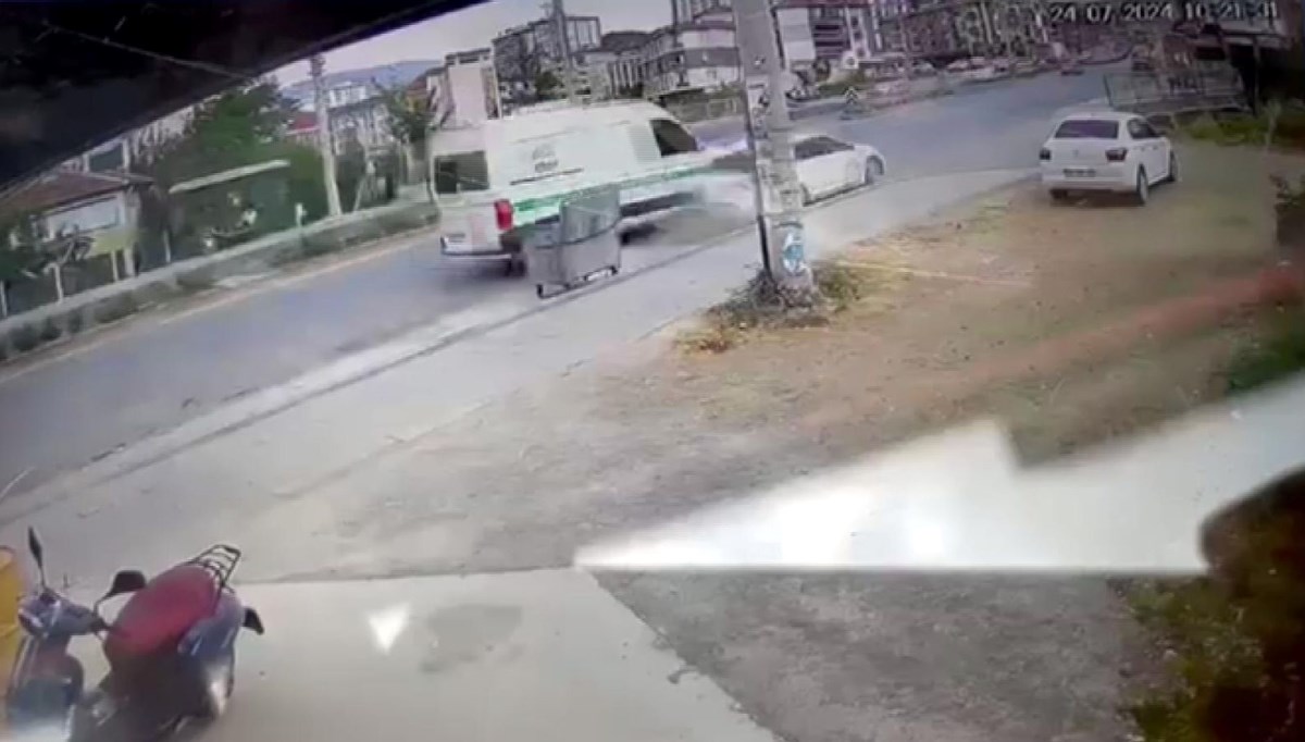 Belediyenin cenaze aracıyla kaza yaptı! Polise İngiltere ehliyeti verdi