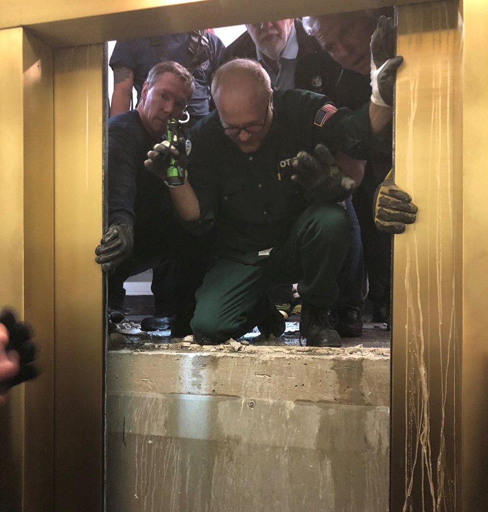 Asansörde mahsur kalan 6 kişi 84 kat düştü - 1