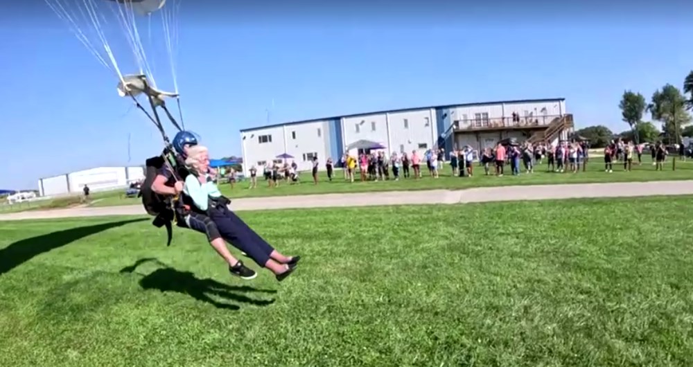 104 yaşındaki kadın skydive (hava dalışı) yapan en yaşlı kişi oldu - 7