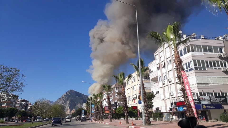 Antalya'da yat imalat deposunda yangın - 1