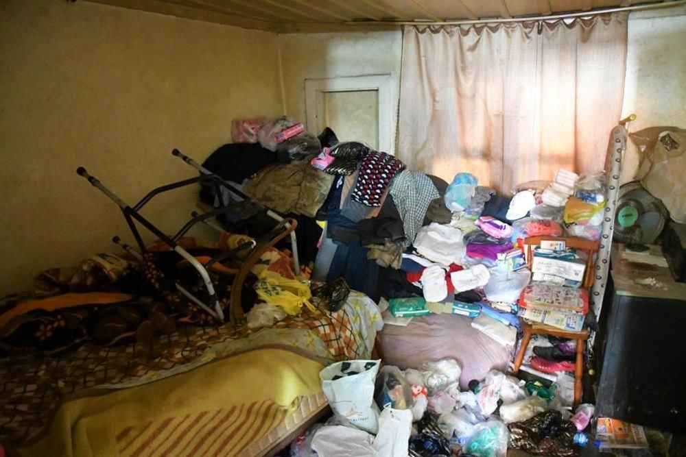 8 yıldır çöp biriktiren kadının evinden 2 kamyon çöp çıktı - 2