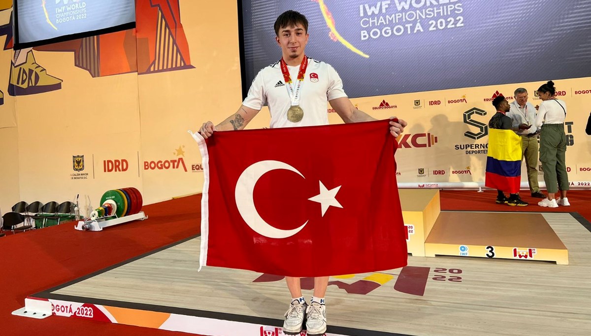 Dünya Halter Şampiyonası'nda Yusuf Fehmi Genç şampiyon oldu