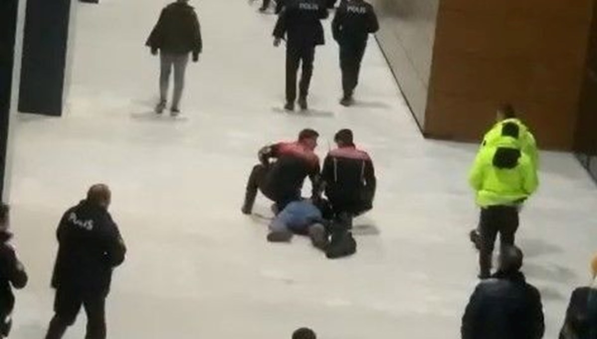 Elazığ'da otogarda silahlı kavga: 2 yolcu yaralandı Elazığ'da otogarda silahlı kavga: 2 yolcu yaralandı