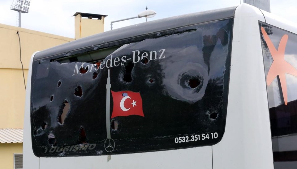Beşiktaş Mogaz takım otobüsüne taşlı saldırı - 1