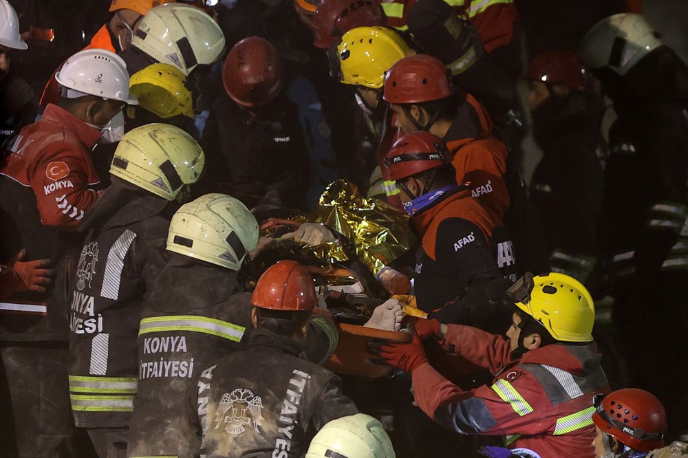 Konya'da 4 katlı bina çöktü: Bir kişi yaşamını yitirdi, üç kişi sağ kurtarıldı - 12