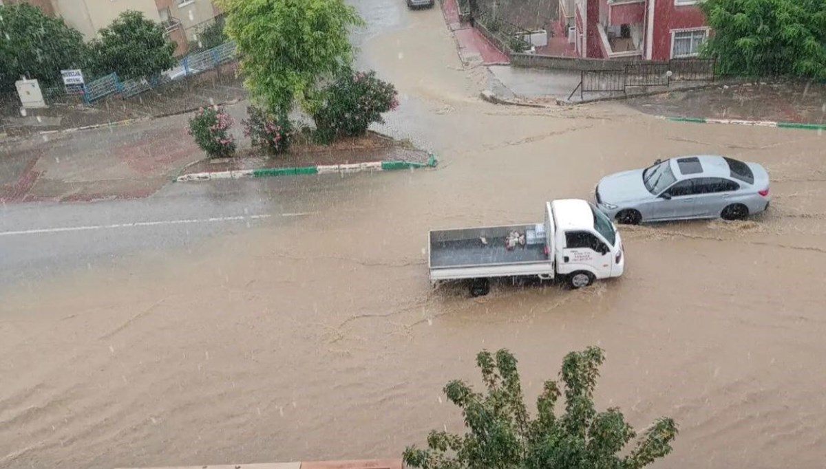 Aniden bastıran yağmur sokakları göle çevirdi! Bazı ilçelerde hayat durma noktasına geldi