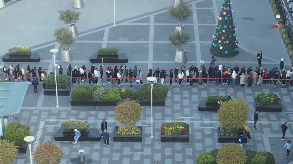 تخفيضات الجمعة السوداء تحدث ضجة في إسطنبول (صور) 4 التدافع أثناء تخفيضات الجمعة السوداء: اصطفوا أثناء أذان الصباح - 4