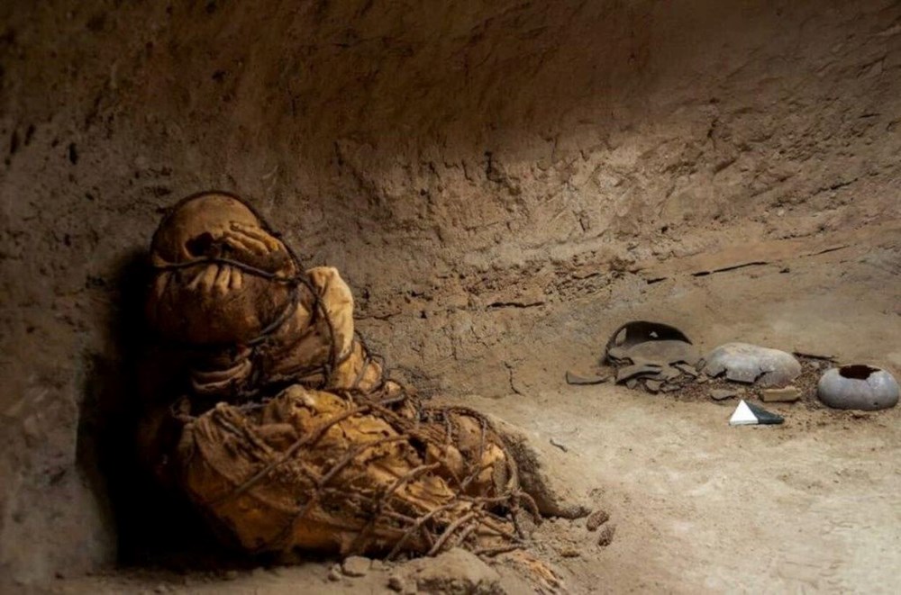 Vücudu bağlanarak gömülen bin 200 yıllık esrarengiz bir mumya bulundu - 1