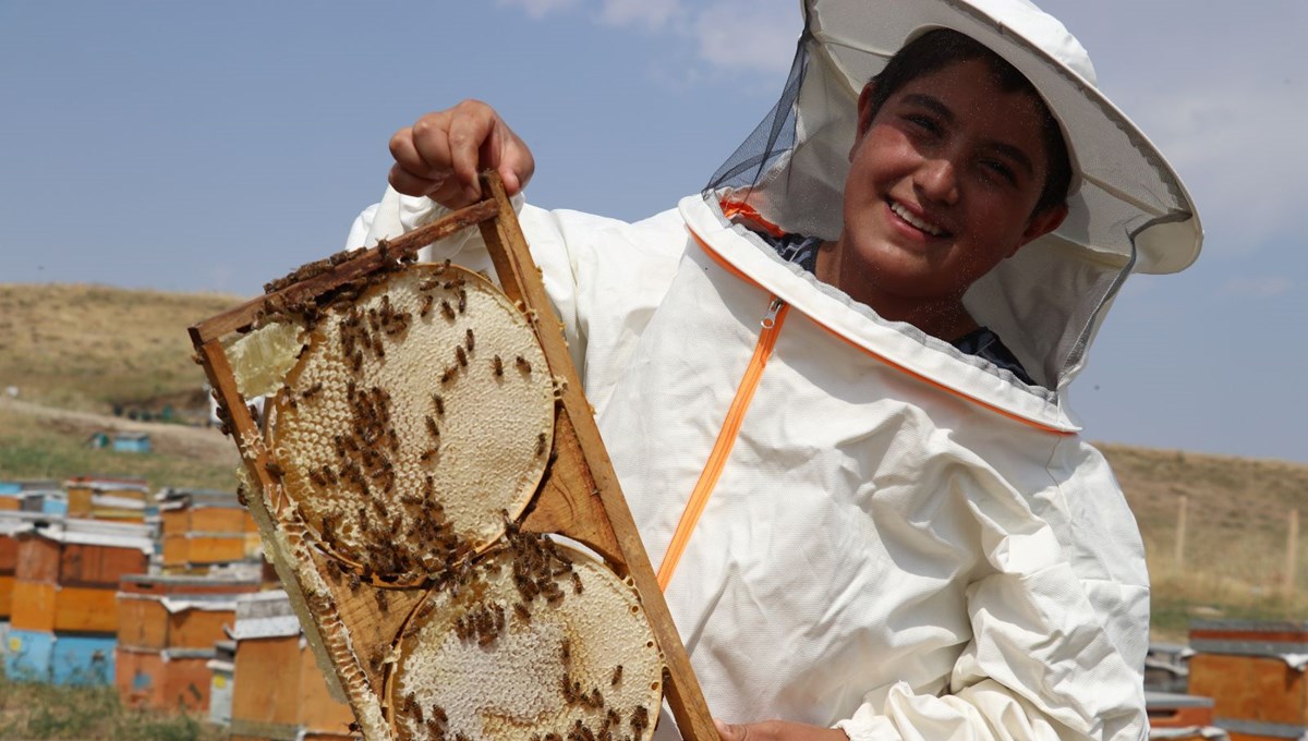 16 yaşındaki Ali Samet, telefonla oynamak yerine arıcılığı öğreniyor