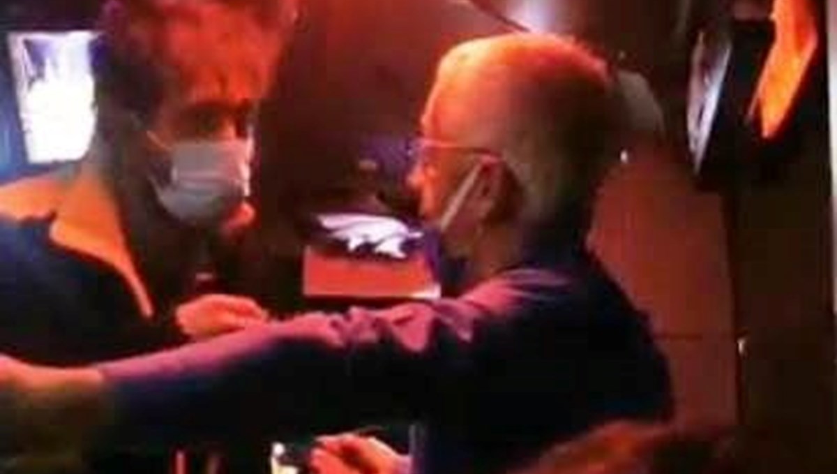 Dolmuş şoförü kıyafetleri kirli diye yolcusunu araçtan indirmeye çalıştı