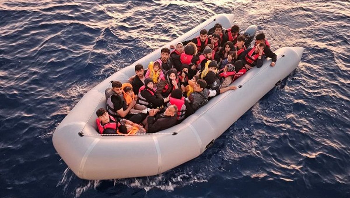 Yunanistan'ın Akdeniz'de üç yılda geri ittiği düzensiz göçmenlerden 43'ü öldü Yunanistan'ın Akdeniz'de üç yılda geri ittiği düzensiz göçmenlerden 43'ü öldü