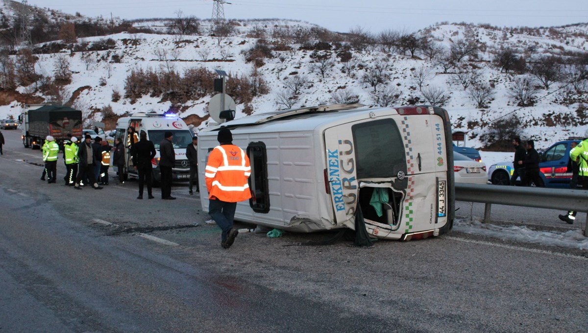 Malatya'da yolcu minibüsü devrildi: 8 yaralı Malatya'da yolcu minibüsü devrildi: 8 yaralı