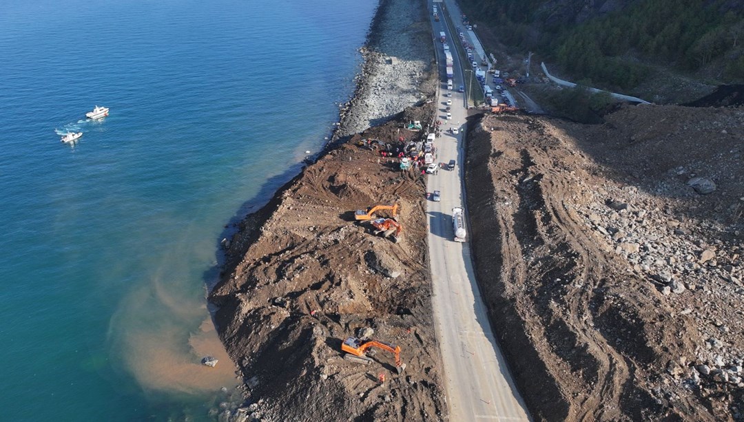 Karadeniz Sahil Yolu'nda heyelan temizliği