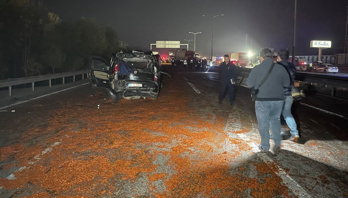 Yola dökülen salçalar nedeniyle kayan 18 araç çarpıştı, bir kişi öldü, 10 kişi yaralandı