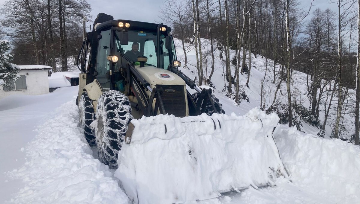 Doğu Karadeniz’de 330 yerleşim yerinin yolu kardan kapandı