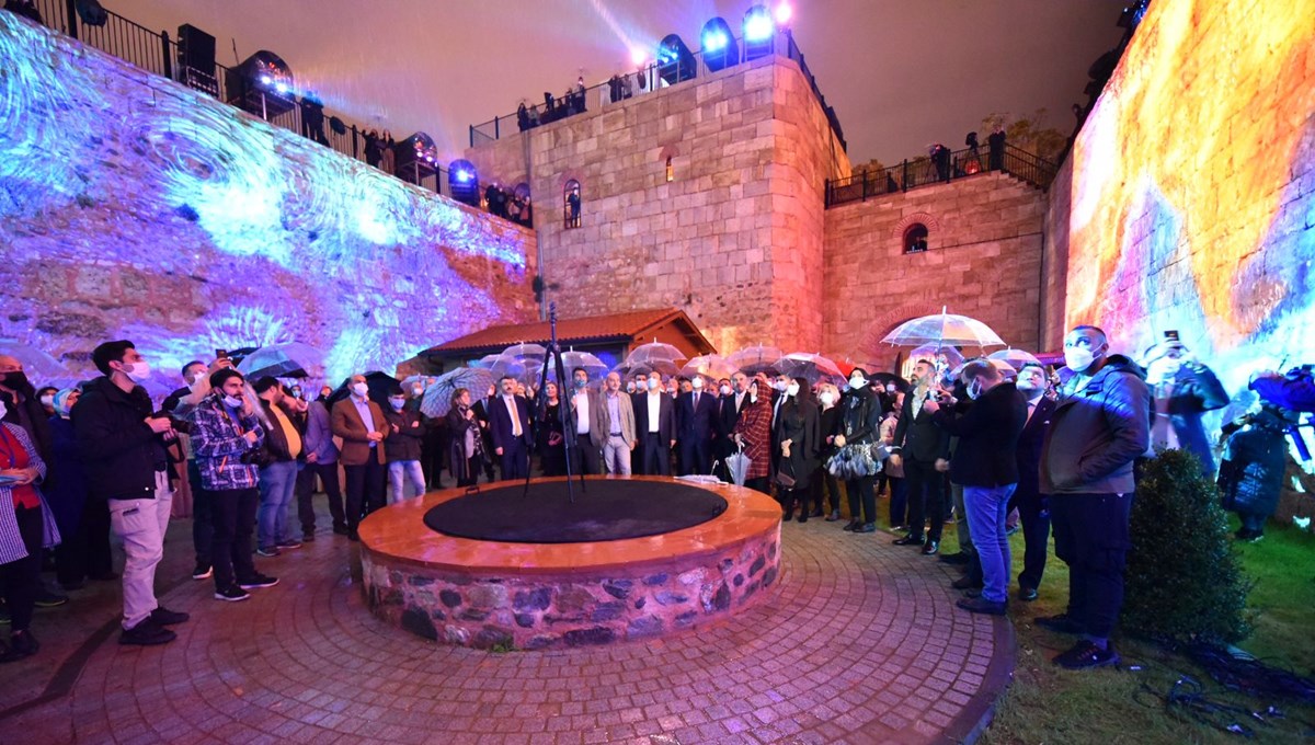 Bursa'da 2 bin 300 yıllık tarihi 'Zindan Kapı' restorasyonun ardından sanata açıldı