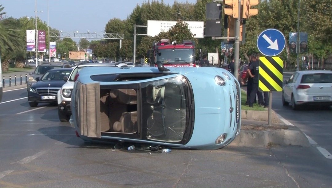 Maltepe'de kontrolden çıkan otomobil yan yattı