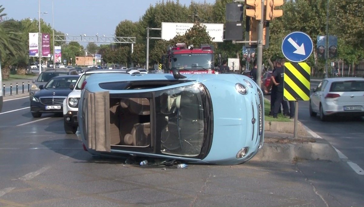 Maltepe'de kontrolden çıkan otomobil yan yattı