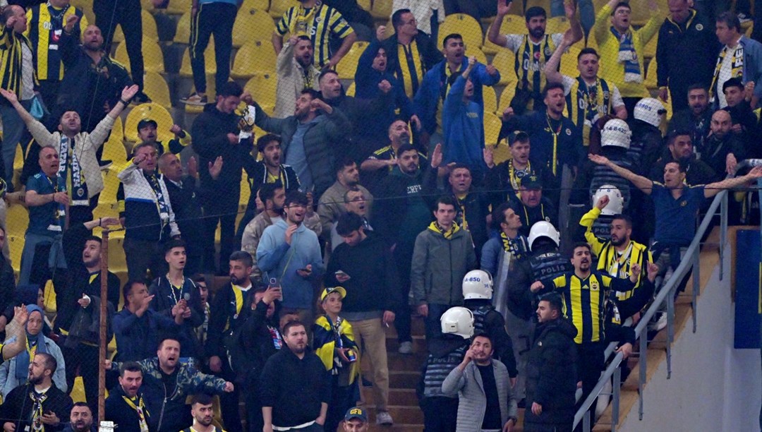 Maç sonu Kadıköy karıştı: 90+4'teki şokun ardından taraftarlar basın tribününe girdi