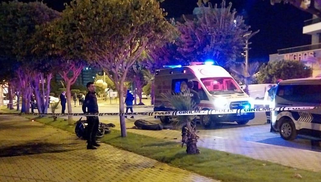 Mersin'de motosiklet ağaca çarptı: 2 ölü