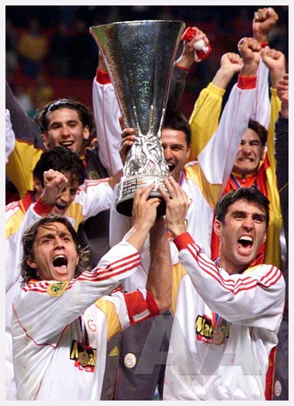 2000 де. Galatasaray 2000. УЕФА 2000. Galatasaray UEFA Kupasi super Cup. УЕФА И птицы.