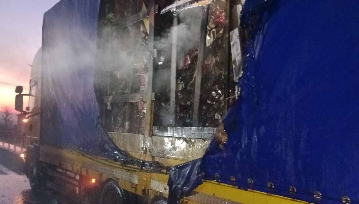 Kuruyemiş yüklü TIR yandı