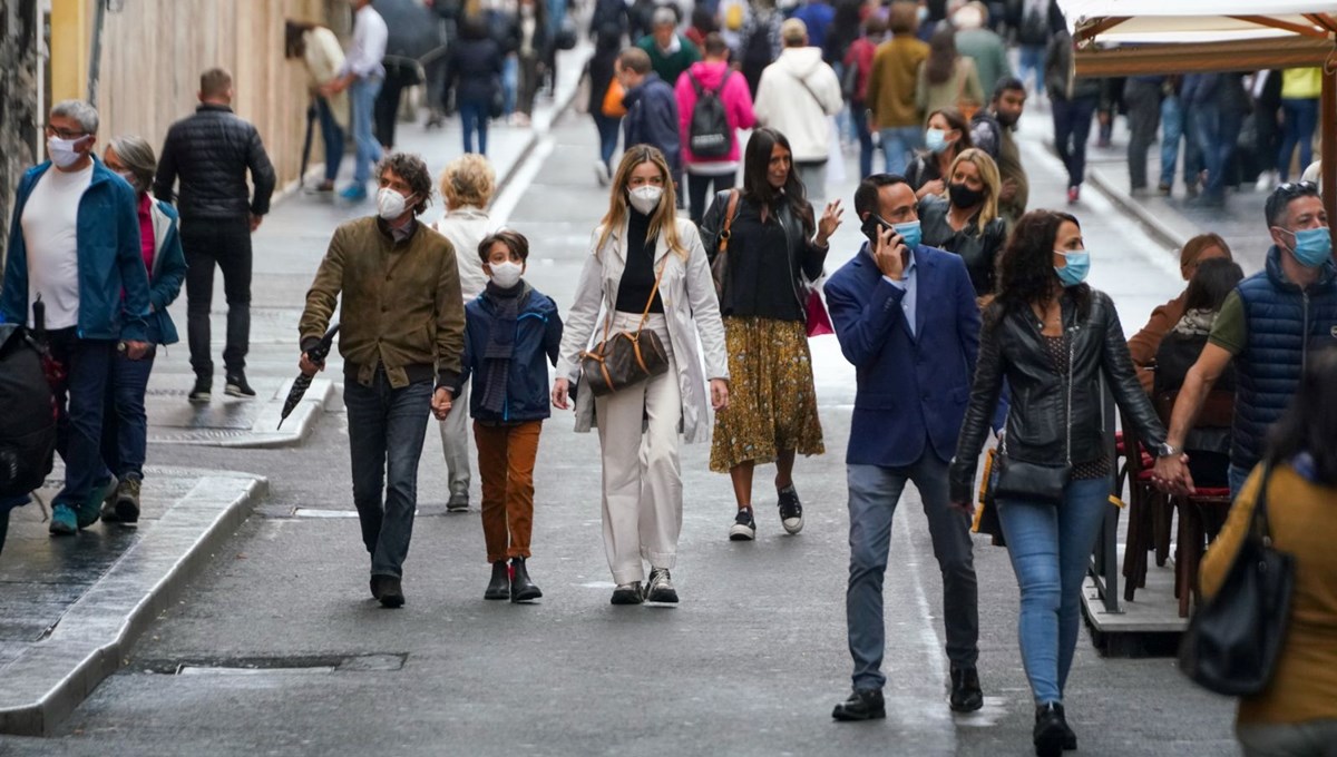 İtalya'da açık havada maske zorunluluğu kaldırılıyor