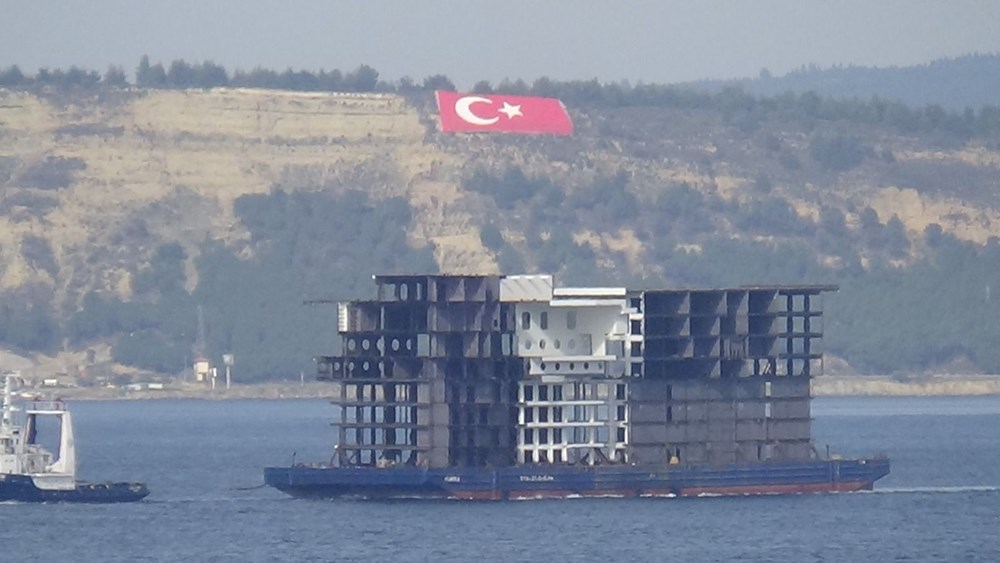 Çanakkale Boğazı'ndan 'apartman' görünümlü platform geçti - 4
