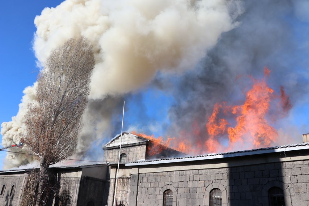 Erzurum'da tarihi Taş Ambarlar'da yangın - 5