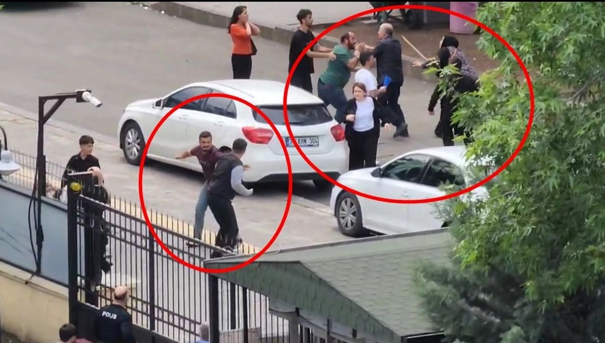 Adliye önünde kavga: Ortalık savaş alanına döndü Adliye önünde kavga: Ortalık savaş alanına döndü