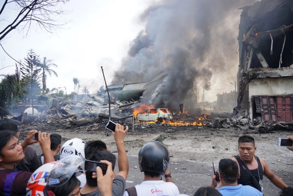 Endonezya'da askeri nakliye uçağı otelin üzerine düştü - 1