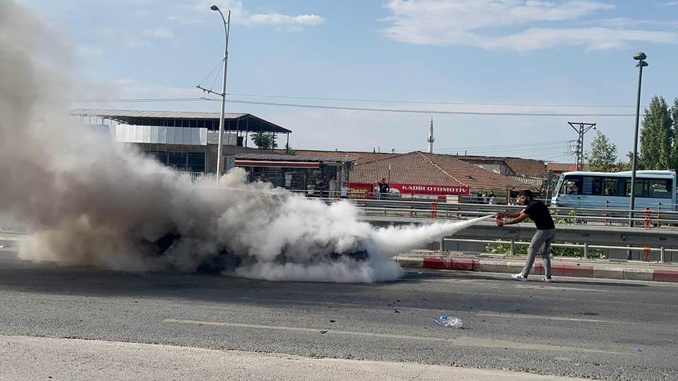 Alev alan otomobilini kendi çabasıyla söndürmeye çalıştı - 1