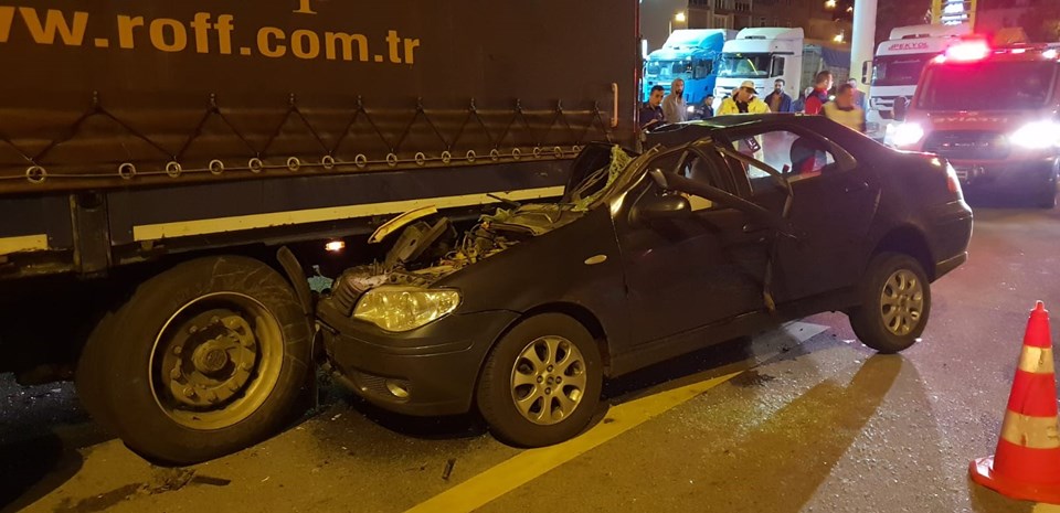 Giresun'da otomobil TIR'a çarptı: 1 ölü, 1 yaralı - 1
