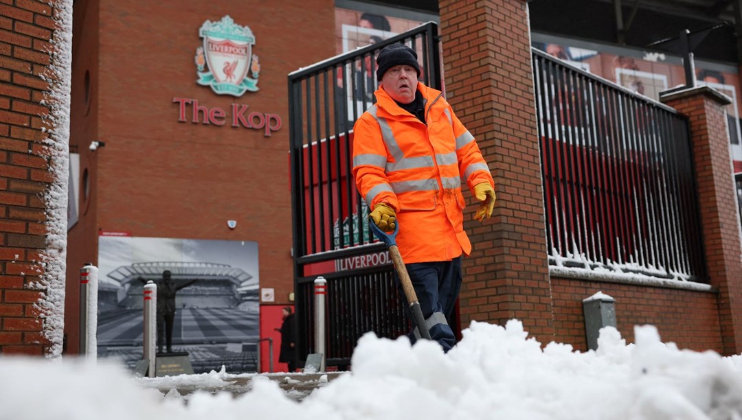 Anfield'ı yoğun kar yağışı esir aldı: Liverpool - Manchester United maçı ertelenecek mi?