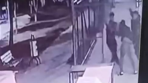 Parkta korku dolu anlar: Üç öğrenci bıçaklandı