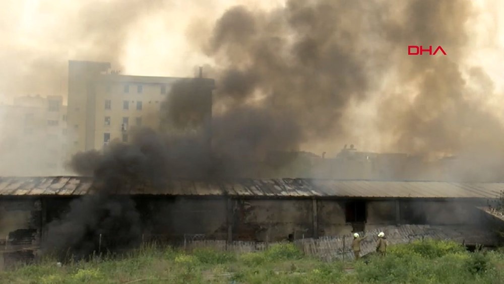 Esenyurt’ta mobilya imalathanesinde yangın - 3