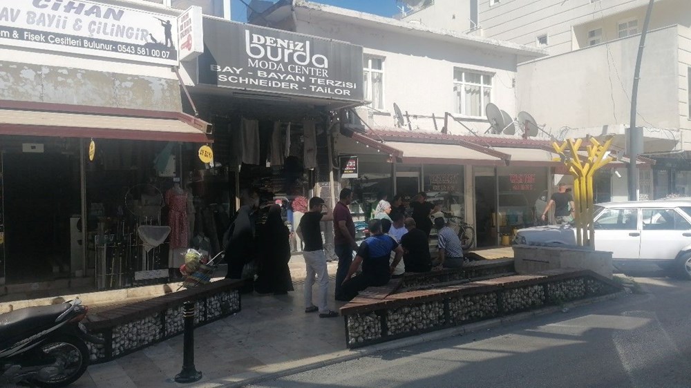 Terziye öldüresiye dayak | Müşteri çığlık atınca kaçmak zorunda kaldılar - 1