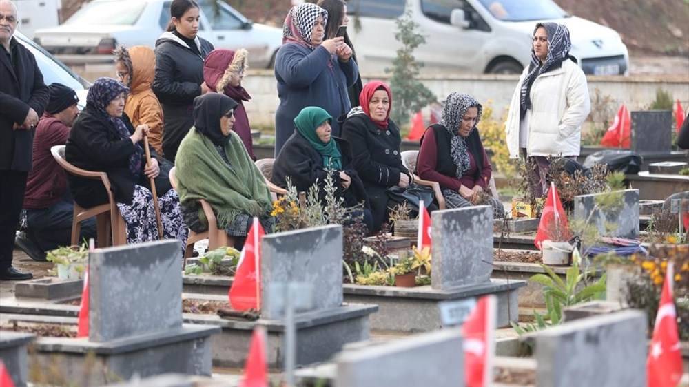 Depremde hayatını kaybedenler mezarları başında anıldı - 10