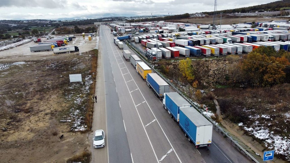Balkanlar’da yoğun kar yolları kapattı, Edirne’de 20 kilometre kuyruk oluştu - 2