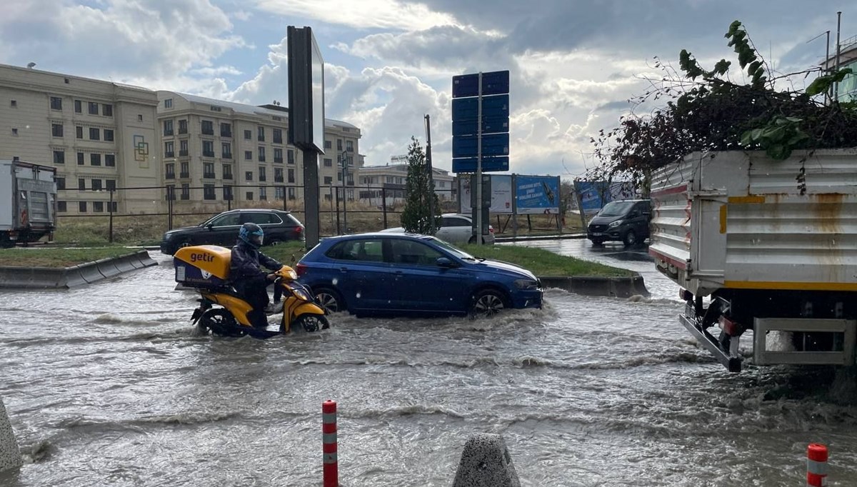 İstanbul'da sağanak yolları göle çevirdi