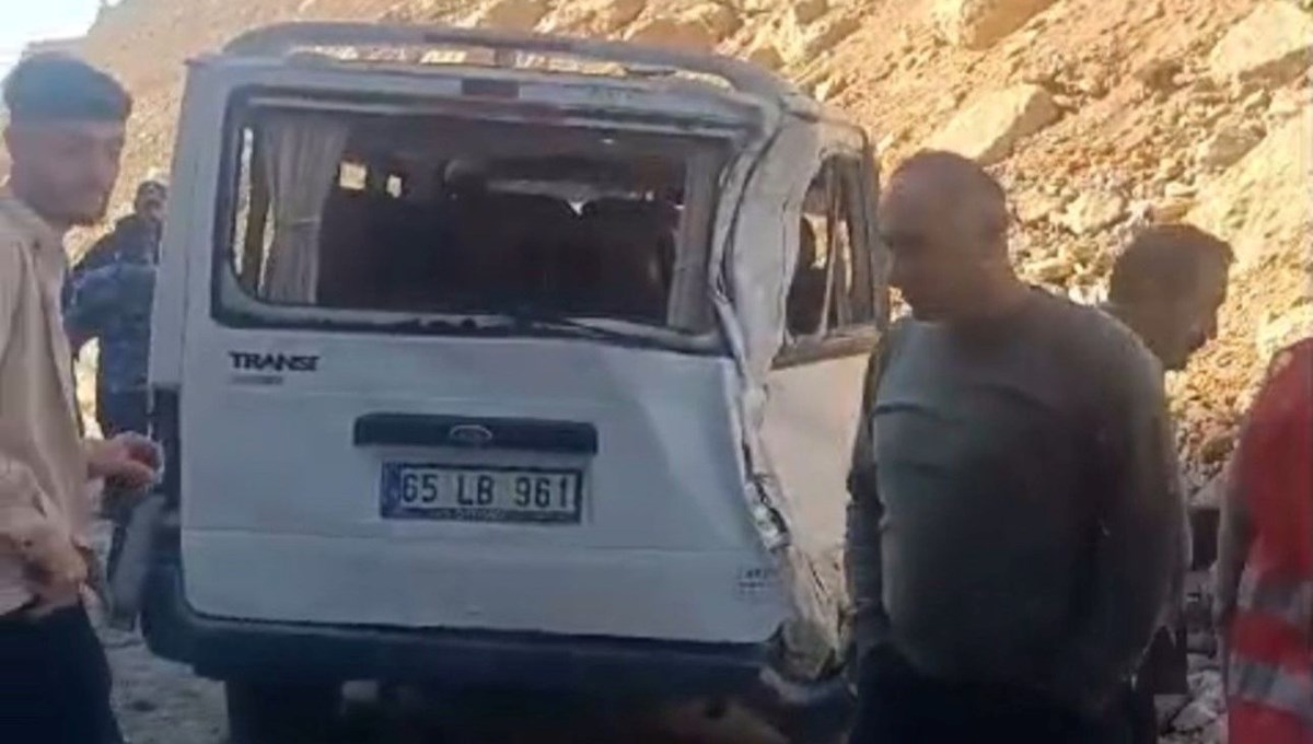 Dev kayalar minibüsün üzerine düştü Dev kayalar minibüsün üzerine düştü