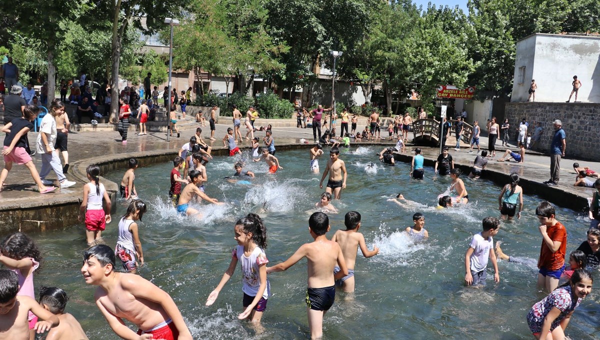 Güneydoğu’da 40 dereceyi aşan sıcaklar bunalttı: Yollar boşaldı, süs havuzları doldu