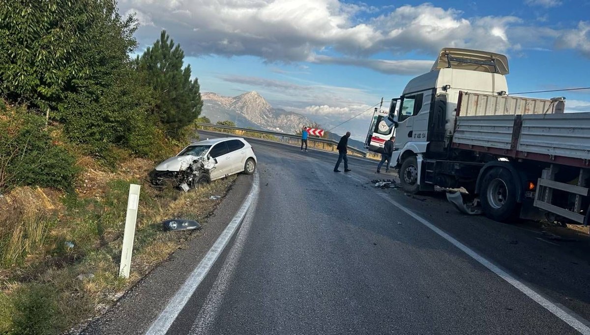 Isparta'da otomobille TIR çarpıştı