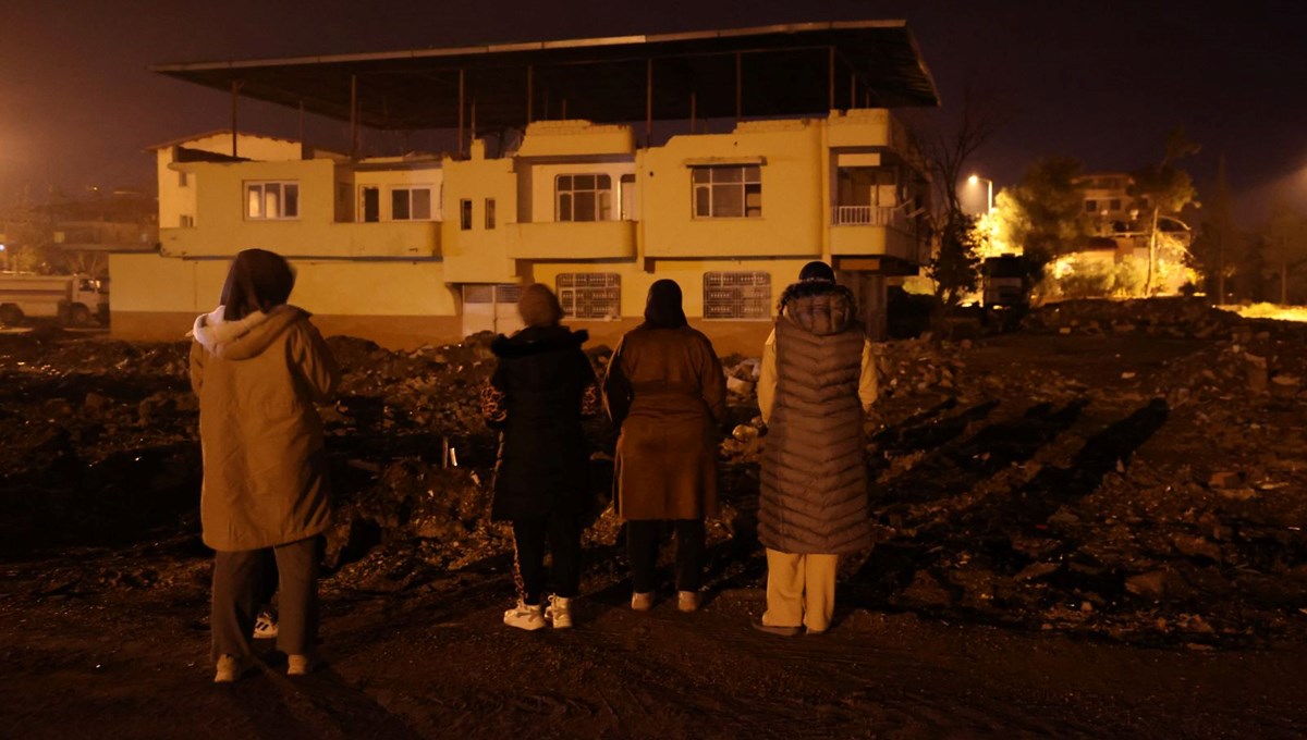 Depremzedeler 6 Şubat'ın yıl dönümünde geceyi sokaklarda geçirdi