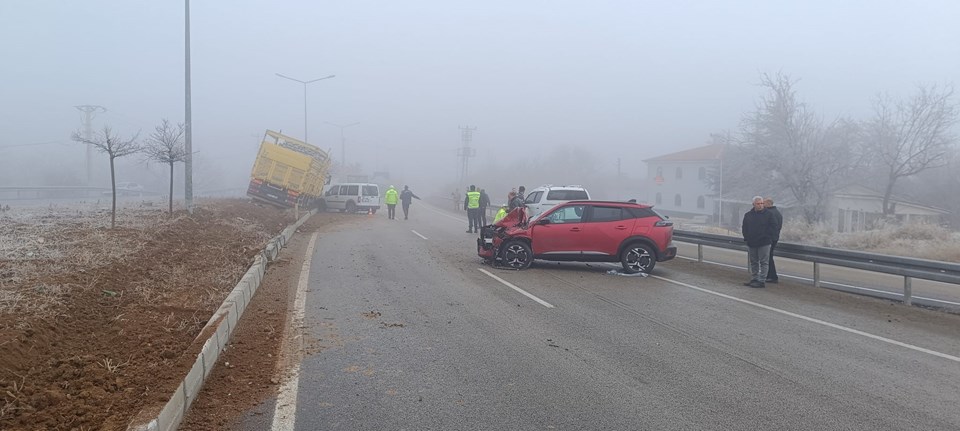 Elazığ'da 7 araçlı zincirleme kaza: 1'i ağır, 4 yaralı - 1